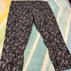 Lululemon Athletica Black and White Leaf Print Leggings